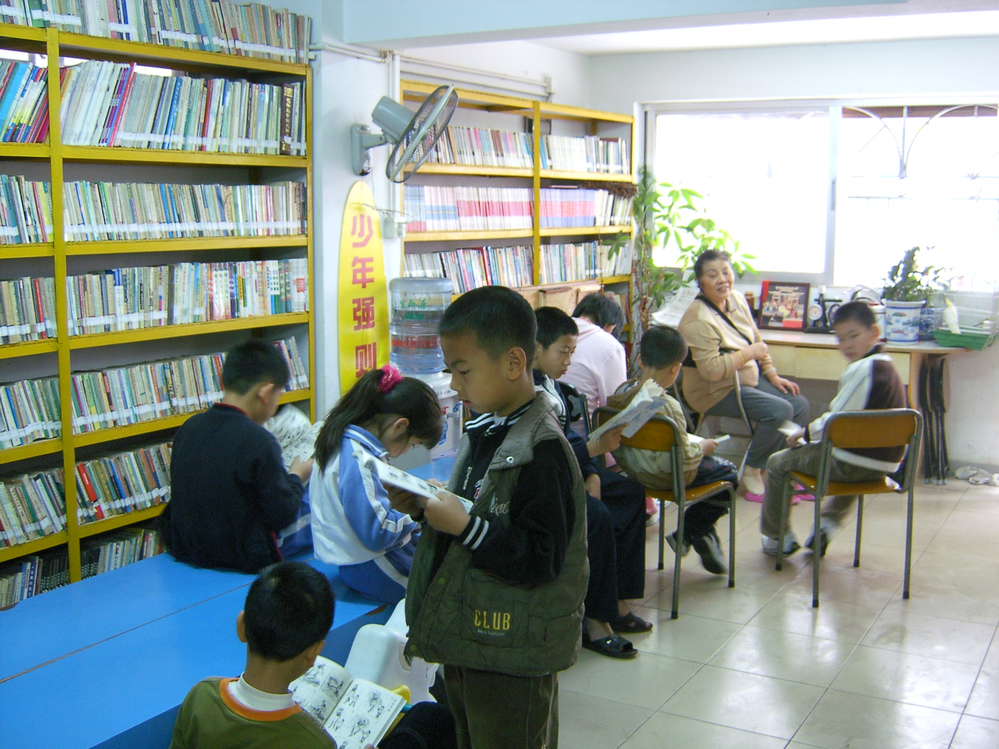 東曉社區義工照看放學后的雙職工子女.jpg 東曉社區義工照看放學后的雙職工子女.jpg