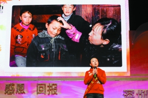 在昨天的第八屆深圳關愛行動啟動儀式上，孫影飽含深情地講述了她四年多來走過的心路歷程。深圳商報記者 范國瑞 攝