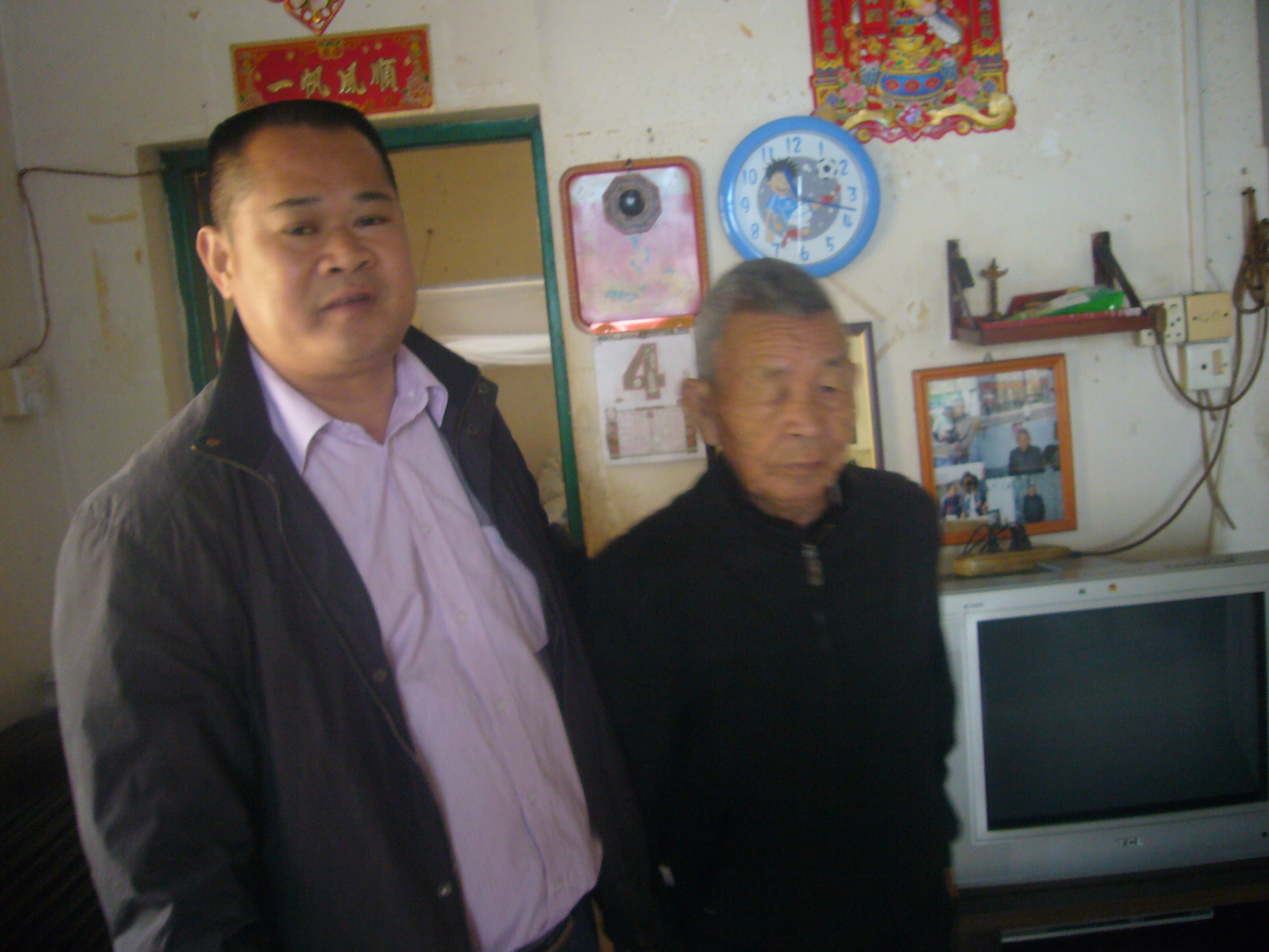 17張仲輝家庭(看望社區(qū)孤寡老人).jpg 17張仲輝家庭(看望社區(qū)孤寡老人).jpg