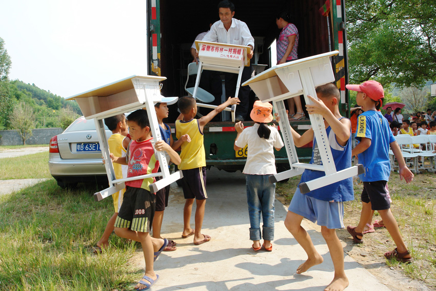 2009年8月,梅林一村將河源欖溪小學定為愛心助學點,每年以不同的方式進行資助,01.jpg 2009年8月,梅林一村將河源欖溪小學定為愛心助學點,每年以不同的方式進行資助,01.jpg