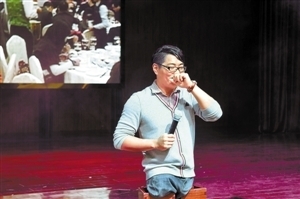 陳州現場獻唱,助力公益宣傳。 陳州現場獻唱,助力公益宣傳。